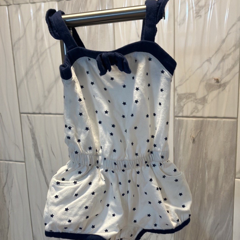 Old Navy girls jumper. 0-3 months. White and Navy Star pattern. Pockets.